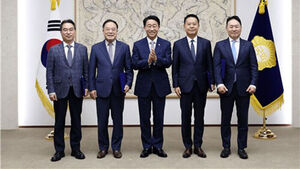 조정식 국회의장은 27일 고삼석 동국대 컴퓨터&middot;AI학부 석좌교수와 정승 전 한국농어촌공사 사장 등 4명을 자문관으로 위촉했다.