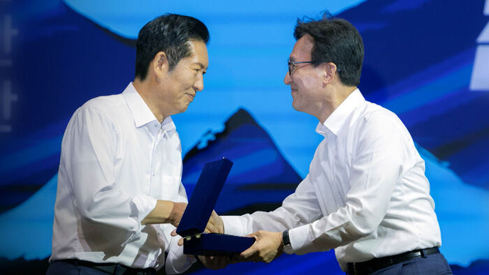 "절충 어렵다" "불쾌하고 폭력적"&hellip;열흘 만에 '충돌'