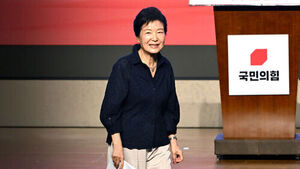 Park Geun-hye Says "Stripe of a Person Is Inside"... Mixed Reactions Within Ruling Party