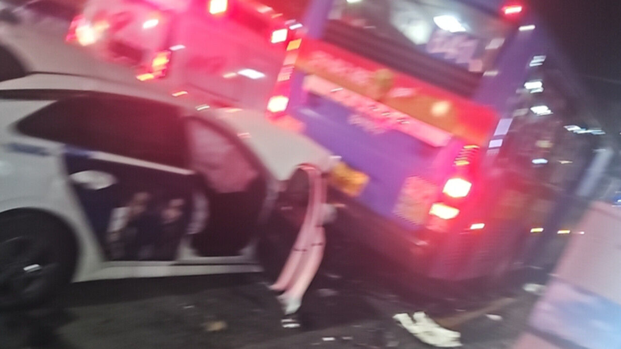 Foreign luxury car traffic accident near Bangbang Intersection in Seocho-gu, Seoul, on the night of the 27th (Photo: Provided by a reader)