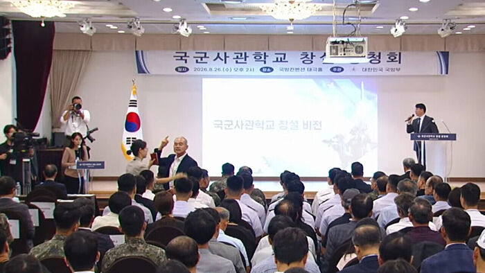 국군사관학교 반대의 두 얼굴&hellip;이성 놓은 퇴역들, 이성적인 생도들 [취재파일]