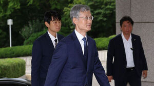 조희대 대법원장이 28일 서울 서초동 대법원으로 출근하고 있다.