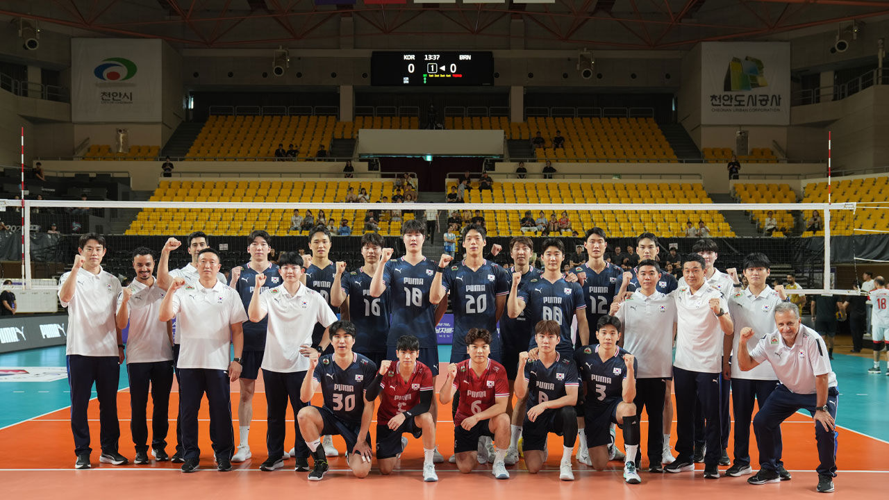 The men's national volleyball team taking a commemorative photo ahead of the match