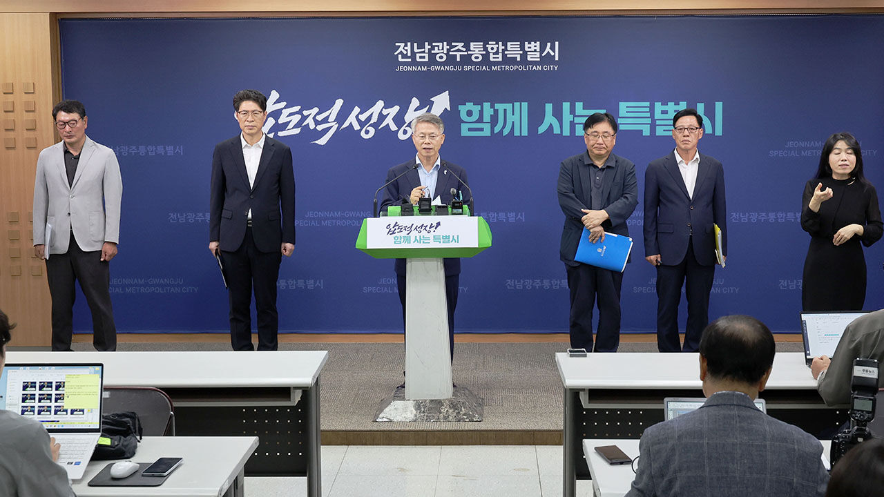 민형배 전남광주통합특별시장이 30일 오후 특별시청 광주청사에서 기자회견을 열고 국립 의대 신설 후보 대학을 발표하고 있다.