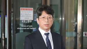 홍지선 국토교통부 장관 후보자가 31일 세종시 정부세종청사로 출근하며 취재진 질문에 답하고 있다. 