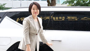 이소영 중소벤처기업부 장관 후보자가 31일 서울 여의도 중소기업기술정보진흥원 수도권평가실에 마련된 인사청문회 준비 사무실로 출근하고 있다. 