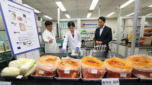 오세훈 서울시장이 서울 서초구 보건환경연구원을 방문해 수입산 배추 및 김치 안전관리 현장점검을 하고 있다.