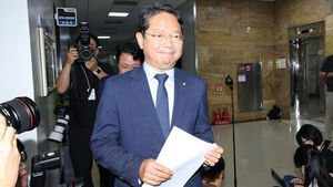 법무부 장관 후보로 지명된 더불어민주당 김승원 의원이 31일 국회에서 지명 소감을 밝힌 뒤 법제사법위원회 법안심사제1소위원회에 입장하고 있다.