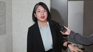 Yong Hye-in Effectively Rejects Calls to Resign as Lawmaker: "Please Understand the Difficulties of a Minor Party"