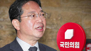 국민의힘 로고 옆에서 발언하는 황정아 의원 근접 촬영 사진