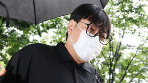 상습 도박 및 음주운전 혐의로 재판에 넘겨진 개그맨 이진호가 1일 경기도 여주시 수원지방법원 여주지원에서 열린 1심 선고공판에 출석하고 있다.