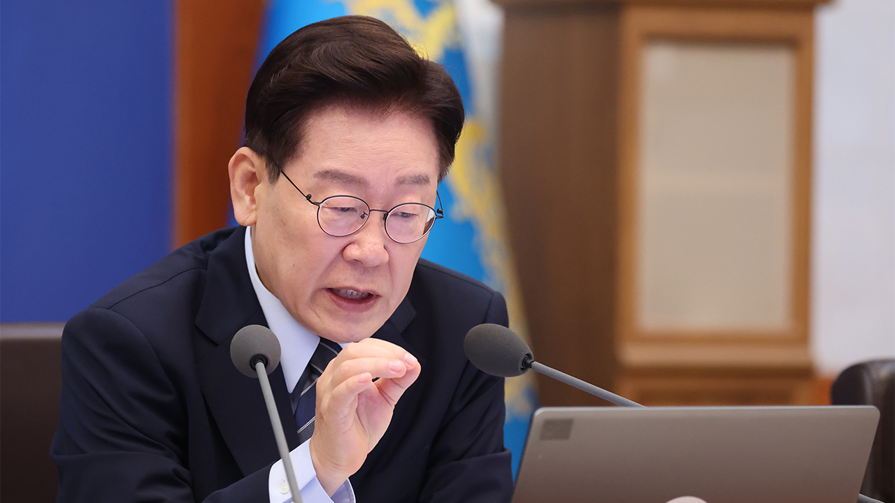 이재명 대통령이 1일 청와대에서 열린 국무회의에서 발언하고 있다.