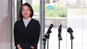 용혜인 성평등가족부 장관 후보자가 2일 서울 서대문구에 마련된 인사청문회 준비 사무실로 출근하고 있다. (사진=연합뉴스)