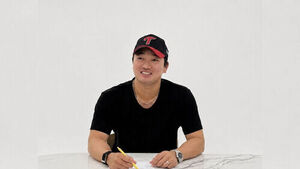 고우석이 2일 서울 잠실구장에서 LG 트윈스와 계약하고 있다.