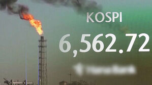 KOSPI 6562.72와 불꽃이 피어오르는 굴뚝 배경