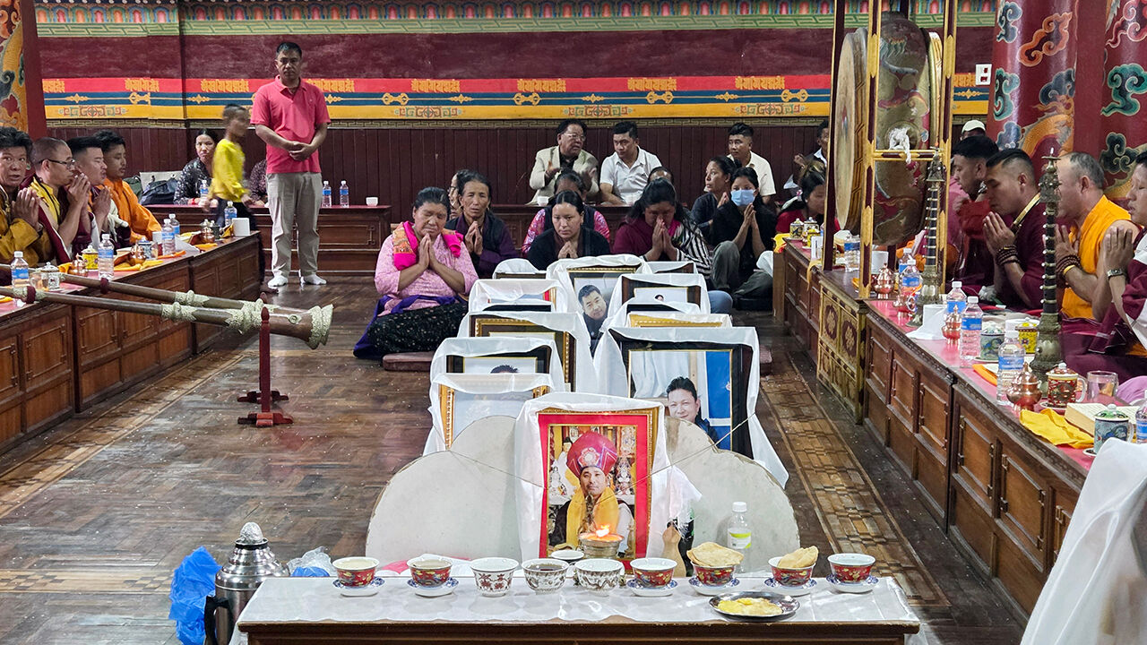 A joint funeral is held for 19 Sherpas missing in recent heavy floods at a Buddhist temple in Kathmandu, Nepal, on the 2nd, local time.