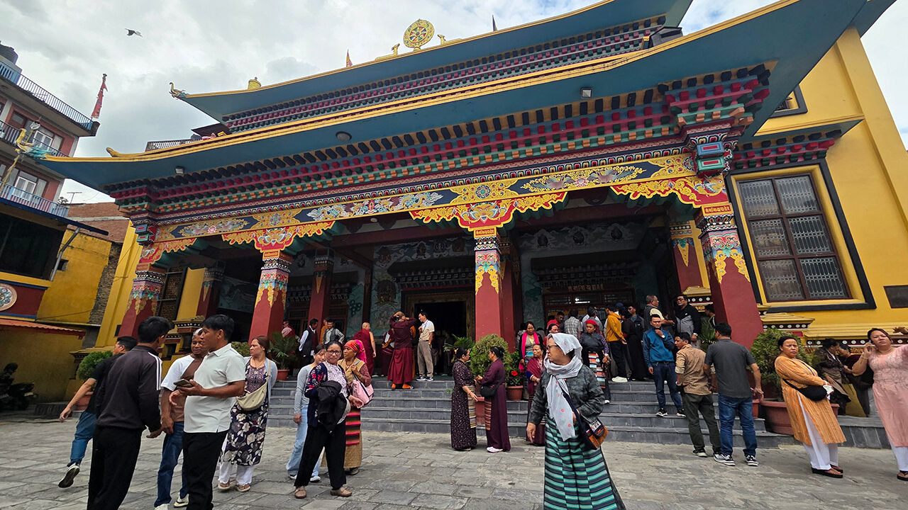 A joint funeral is held for 19 Sherpas missing in recent heavy floods at a Buddhist temple in Kathmandu, Nepal, on the 2nd, local time.