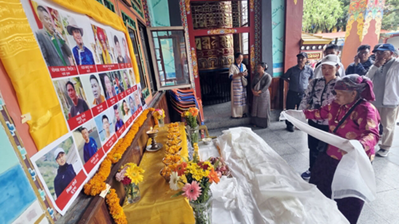 A joint funeral is held for 19 Sherpas missing in recent heavy floods at a Buddhist temple in Kathmandu, Nepal, on the 2nd, local time.
