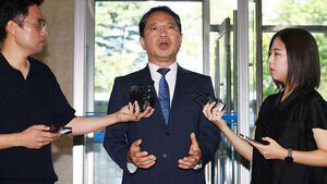 Kim Seung-won Refutes Allegations of Unlawful Lobbying for Clinical Trials, Claiming Ignorance of Fabricated Animal Tests