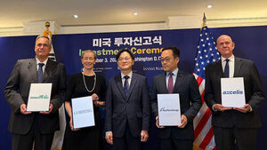 김정관 산업통상부 장관이 3일(현지시간) 미 워싱턴DC에서 열린 미국 기업 투자신고식에 참석해 사진 촬영을 하고 있다.