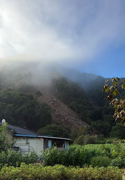 Rocks and soil slide down as a slope collapses following a landslide in Mogok-ri, Seo-myeon, Hongcheon-gun, Gangwon Province, on the morning of the 4th.