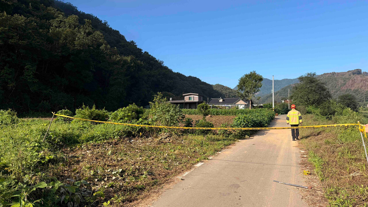 Police, fire, and Hongcheon County officials control the scene following a landslide in Mogok-ri, Seo-myeon, Hongcheon-gun, Gangwon Province, on the morning of the 4th.