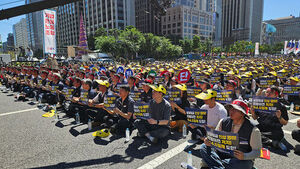 Financial Workers Union Holds General Strike Against Relocation to Regions... Large-scale Rally in Gwanghwamun