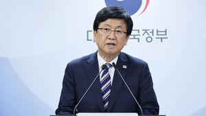 Education Minister Choi Kyo-jin Sparks Controversy by 'Liking' Facebook Post Criticizing National Education Commission