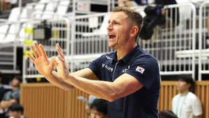 Coach Mazurs Secures First Consecutive Wins, Praises Players' High Energy