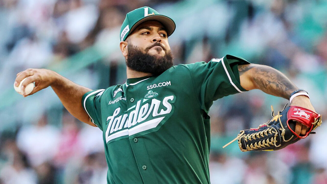 SSG pitcher Ávila pitches strongly during the away game against Doosan for the 2026 Shinhan SOL KBO League regular-season held at Incheon SSG Landers Field on the 4th. Ávila pitched a complete-game shutout, holding Doosan scoreless over 9 innings. (Photo provided by SSG Landers, Yonhap News)