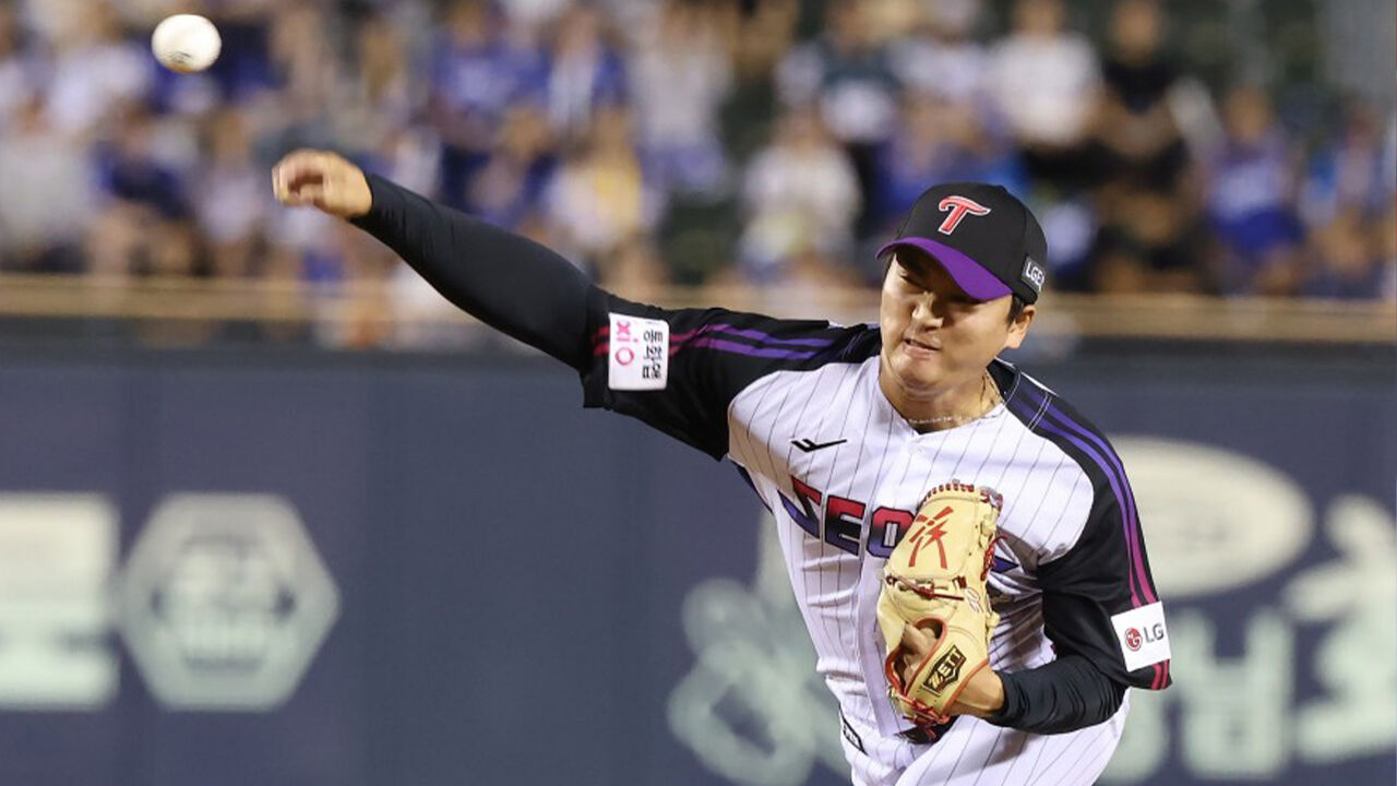 Go Woo-suk, who returned to the LG Twins after three years in Major League Baseball (MLB), pitches strongly during the 9th inning of the 2026 Shinhan SOL KBO League regular-season home game against Samsung at Jamsil Stadium in Seoul on the 4th. (Photo provided by LG Twins, Yonhap News)
