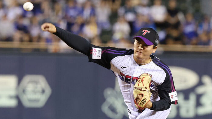 Go Woo-suk, who returned to the LG Twins after three years in Major League Baseball (MLB), pitches strongly during the 9th inning of the 2026 Shinhan SOL KBO League regular-season home game against Samsung at Jamsil Stadium in Seoul on the 4th. (Photo provided by LG Twins, Yonhap News)