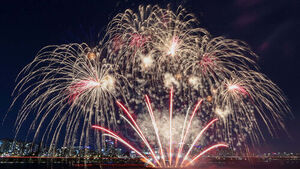 Hanwha Fireworks Festival Opens in Yeouido Today... 'Starry Night' Show Unfolds