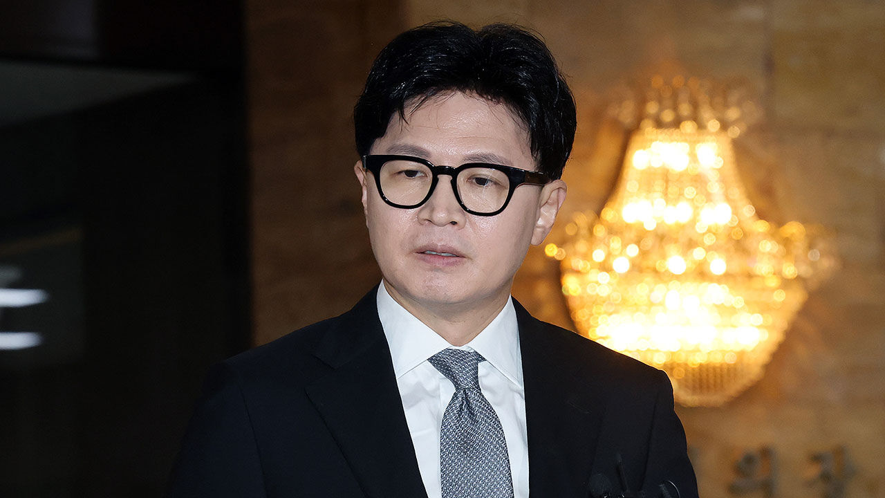 무소속 한동훈 의원이 지난 3일 국회에서 열릴 예정인 본회의에 참석하며 김승원 법무부 장관 후보자를 둘러싼 의혹과 관련한 취재진 질의에 답하고 있다. (사진=연합뉴스)
