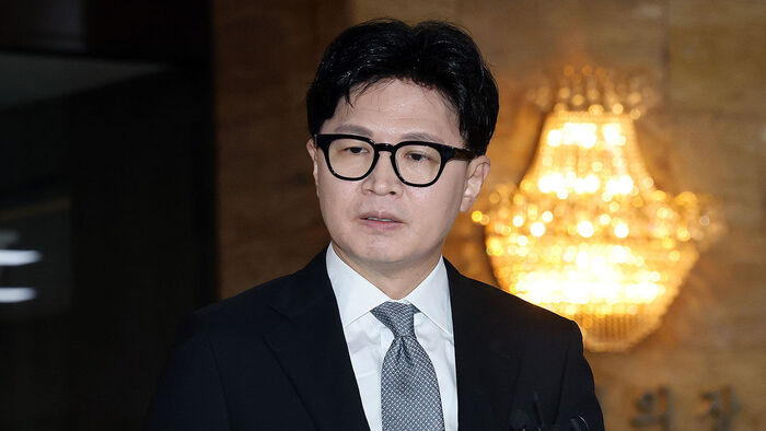 무소속 한동훈 의원이 지난 3일 국회에서 열릴 예정인 본회의에 참석하며 김승원 법무부 장관 후보자를 둘러싼 의혹과 관련한 취재진 질의에 답하고 있다. (사진=연합뉴스)