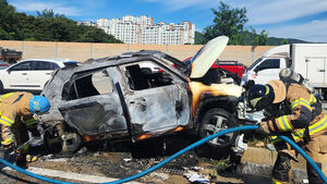 Car Catches Fire After Crash on Seoul Ring Expressway in Yangju, Causing Traffic Delays