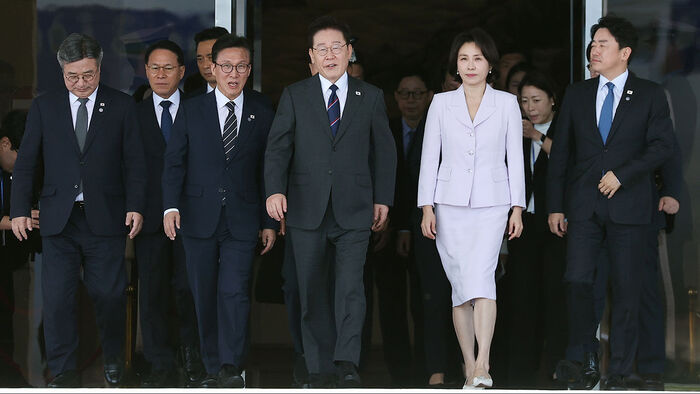 프랑스를 국빈방문 하는 이재명 대통령과 김혜경 여사가 6일 성남 서울공항에서 공군 1호기로 이동하고 있다. 왼쪽부터 윤호중 행정안전부 장관, 더불어민주당 김민석 대표, 이 대통령, 김 여사, 강훈식 대통령비서실장. (사진=연합뉴스)
