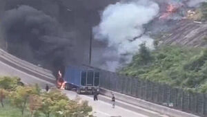 Highway Truck Fire Spreads to Nearby Mountain, Extinguished in 1 Hour and 20 Minutes