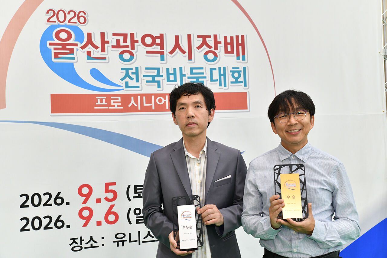 목진석 9단(오른쪽)이 이창호 9단을 꺾고 우승했다.