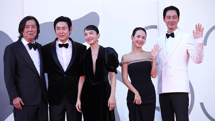 베네치아영화제 '가능한 사랑' 월드프리미어(최초 상영) 레드카펫 선 이창동 감독과 배우들 (사진=AP, 연합뉴스)