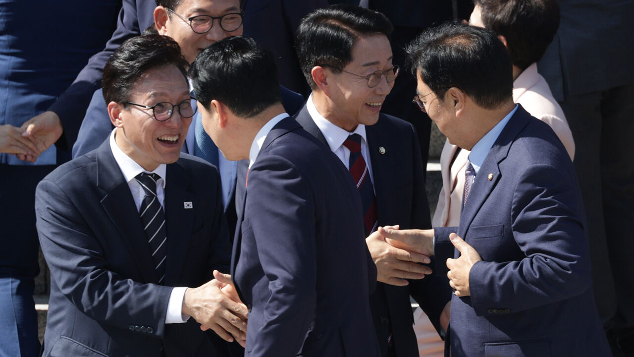 Democratic Party leader Kim Min-seok and People Power Party leader Jang Dong-hyuk greeting each other after taking a group photo