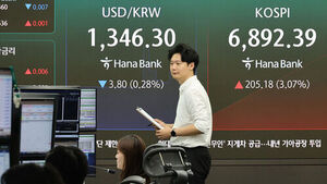7일 서울 중구 하나은행 본점 딜링룸에서 직원들이 증시와 환율을 모니터하고 있다. 원/달러 환율은 오전 8시47분 하나은행 고시 기준 달러당 1347.00원을 기록했다.