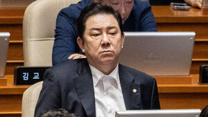 무소속 김병기 의원이 7일 국회에서 열린 본회의에 참석해 교섭단체 대표 연설을 듣고 있다.
