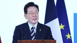 이 대통령, 파리로 출발&hellip;오늘 밤 마크롱과 정상회담
