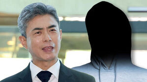 정장에 넥타이를 한 남성과 후드티를 입고 얼굴이 검게 가려진 인물
