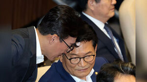 더불어민주당 김민석 대표와 송영길 의원이 1일 국회에서 열린 정기국회 개회식에서 귀엣말하고 있다.