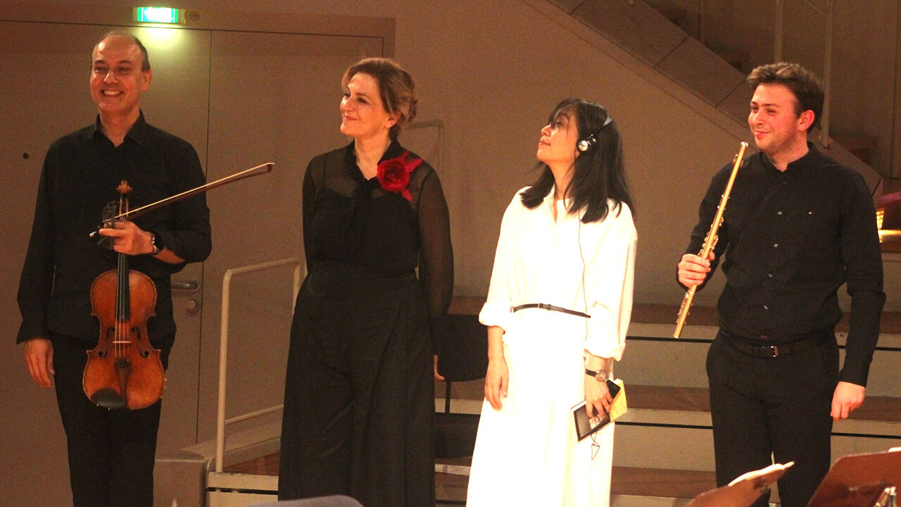 Author Han Kang (second from right) greets actor Martina Gedeck (second from left), who read her work, and members of the Berlin Philharmonic at the Chamber Hall of the Berliner Philharmonie on the evening of the 7th.