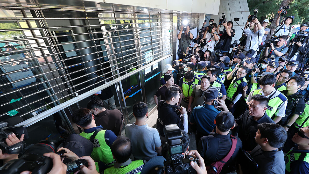 Police prepare to enter the Olympic Park Handball Gymnasium in Songpa-gu, Seoul, on the 8th, amid ongoing protests blocking the Jamsil vote-counting station triggered by the June 3 local elections ballot shortage.