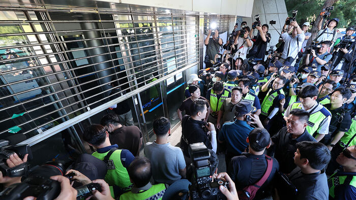 Police prepare to enter the Olympic Park Handball Gymnasium in Songpa-gu, Seoul, on the 8th, amid ongoing protests blocking the Jamsil vote-counting station triggered by the June 3 local elections ballot shortage.