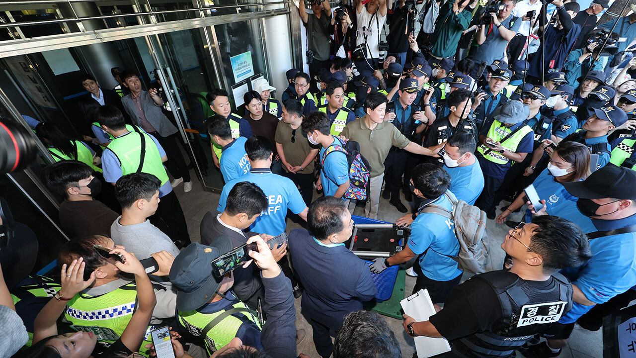 Officials from the Korean Sport & Olympic Committee enter the Olympic Park Handball Gymnasium in Songpa-gu, Seoul, with police support on the 8th, amid protests blocking the Jamsil vote-counting station triggered by the June 3 local elections ballot shortage.